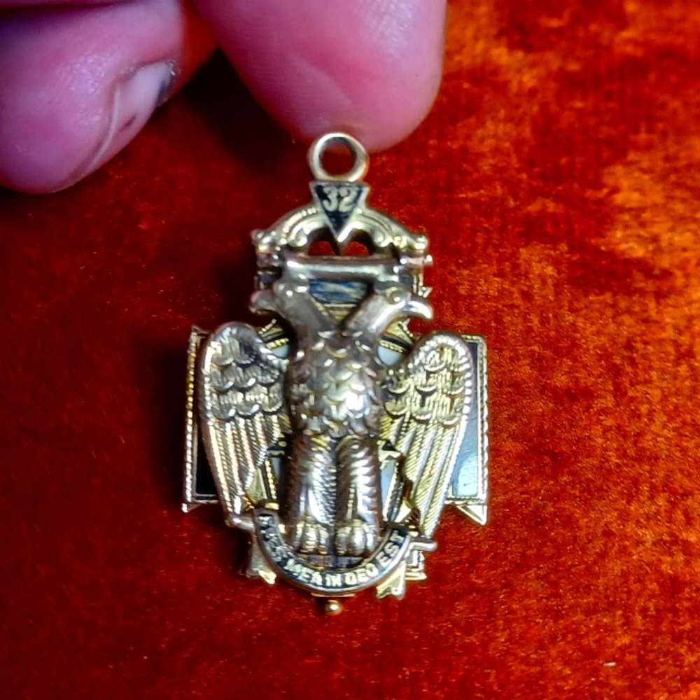 Antique hinged 32nd degree Masonic pendant 10k gold with colorful inlay